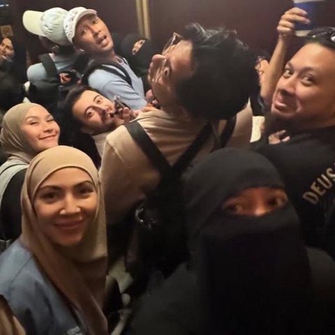 Potret Zaskia Adya Mecca Bareng Sederet Artis Indonesia Lakukan Aksi Solidaritas Jalan Kaki 50 KM Demi Gaza