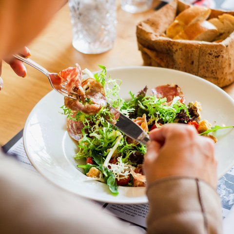 Melakukan diet bukan berarti kamu membatasi makanan yang masuk ke dalam tubuh. (Foto: Unsplash.com/Louis Hansel)