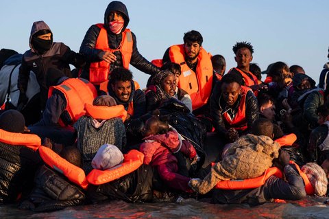 Para migran mencoba menaiki perahu penyelundup dalam upaya menyeberangi Selat Inggris di lepas pantai Gravelines, Prancis utara, (16/06/2025).