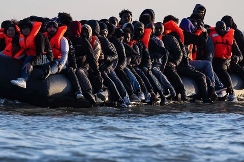 Para migran menaiki perahu penyelundup dalam upaya menyeberangi Selat Inggris di lepas pantai Gravelines, Prancis utara, (16/06/2025).
