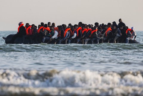 Para migran menaiki perahu penyelundup dalam upaya menyeberangi Selat Inggris di lepas pantai Gravelines, Prancis utara, (16/06/2025).