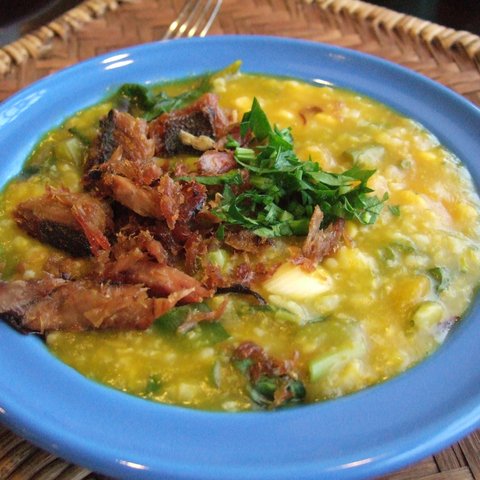 Ilustrasi Bubur Manado (sumber: Wikimedia Commons)