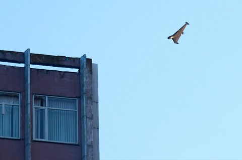 Drone Rusia saat menyerang sebuah gedung di Kyiv, Ukraina, Selasa, (17/06/2025).<br />AP/Efrem Lukatsky