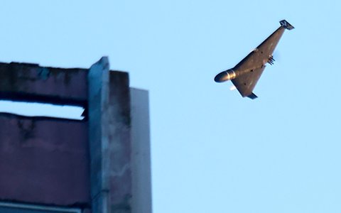 Drone Rusia saat menyerang sebuah gedung di Kyiv, Ukraina, Selasa, (17/06/2025).<br />AP/Efrem Lukatsky