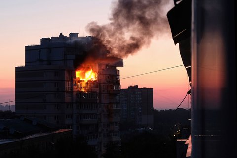 Sebuah apartemen terbakar setelah serangan drone Rusia di Kyiv, Selasa, (17/06/2025).