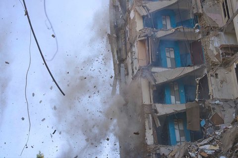 Puing-puing bangunan hancur setelah udara Rusia menghantam sebuah bangunan tempat tinggal di Kyiv, Ukraina, Selasa, (17/06/2025).