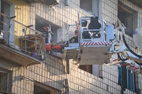 Petugas tanggap darurat mengevakuasi warga yang terluka setelah serangan udara Rusia menghantam sebuah bangunan tempat tinggal di Kyiv, Ukraina, Selasa, (17/06/2025).