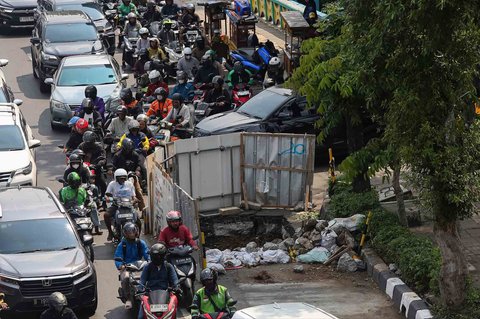 Sejumlah kendaraan terjebak kemacetan akibat penyempitan jalan dikarenakan adanya proyek galian  di kawasan Gatot Subroto, Jakarta, Selasa (17/06/2025).