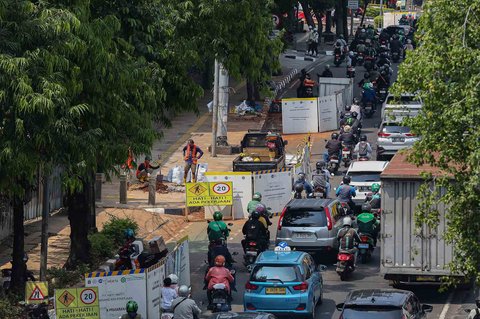Sejumlah kendaraan terjebak kemacetan akibat penyempitan jalan dikarenakan adanya proyek galian  di kawasan Gatot Subroto, Jakarta, Selasa (17/06/2025).
