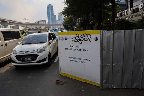 Sejumlah kendaraan terjebak kemacetan akibat penyempitan jalan dikarenakan adanya proyek galian  di kawasan Gatot Subroto, Jakarta, Selasa (17/06/2025).