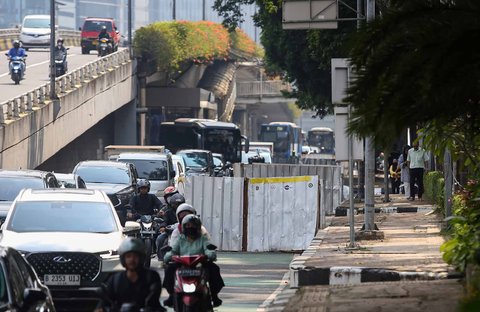 Sejumlah kendaraan terjebak kemacetan akibat penyempitan jalan dikarenakan adanya proyek galian  di kawasan Gatot Subroto, Jakarta, Selasa (17/06/2025).