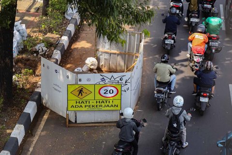 Sejumlah kendaraan terjebak kemacetan akibat penyempitan jalan dikarenakan adanya proyek galian  di kawasan Gatot Subroto, Jakarta, Selasa (17/06/2025).
