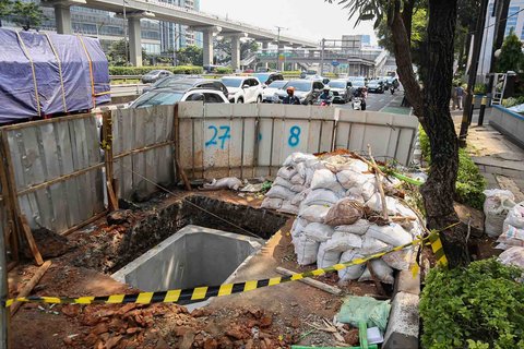 Sejumlah kendaraan terjebak kemacetan akibat penyempitan jalan dikarenakan adanya proyek galian  di kawasan Gatot Subroto, Jakarta, Selasa (17/06/2025).