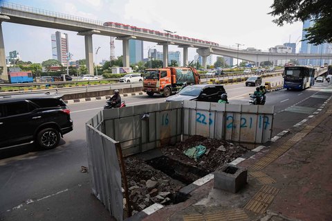 Proyek galian  di kawasan Gatot Subroto, Jakarta, Selasa (17/06/2025).