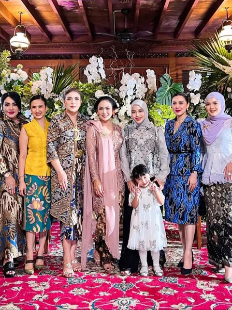 Gaya Blouse Motif Bunga Ala Aurelie Hermansyah