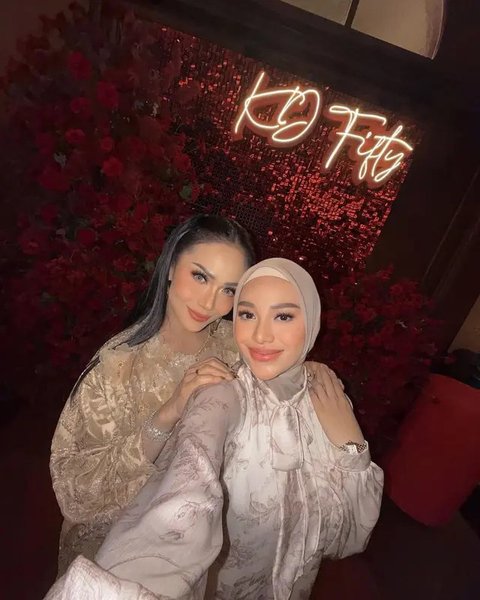 Gaya Blouse Motif Bunga Ala Aurelie Hermansyah