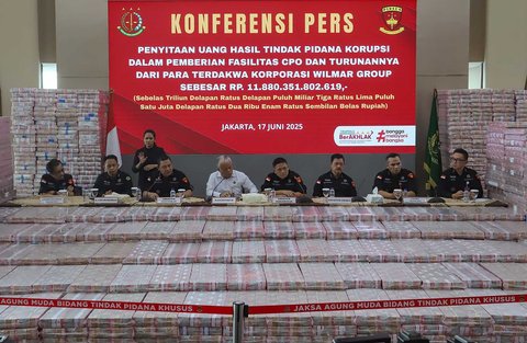 Uang 2 trilyun rupiah yang disita dalam kasus perkara dugaan korupsi pemberian fasilitas ekspor minyak sawit mentah atau crude palm oil (CPO) dan produk turunannya tahun 2022 di Kejagung RI, Jakarta, Selasa (17/06/2026)