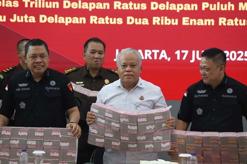 Kapuspenkum Kejagung Harli Siregar (kedua kiri) didampingi Direktur Penyidikan Jampidsus Abdul Qohar (kiri) menunjukkan uang sitaan 2 triliun  dalam konferensi pers kasus perkara dugaan korupsi pemberian fasilitas ekspor minyak sawit mentah atau crude palm oil (CPO) dan produk turunannya tahun 2022 di Aula Gedung Bundar Jampidsus, Kejagung, Jakarta Selatan.