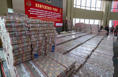 Uang 2 trilyun rupiah yang disita dalam kasus perkara dugaan korupsi pemberian fasilitas ekspor minyak sawit mentah atau crude palm oil (CPO) dan produk turunannya tahun 2022 di Kejagung RI, Jakarta, Selasa (17/06/2026)