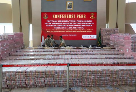 Uang 2 trilyun rupiah yang disita dalam kasus perkara dugaan korupsi pemberian fasilitas ekspor minyak sawit mentah atau crude palm oil (CPO) dan produk turunannya tahun 2022 di Kejagung RI, Jakarta, Selasa (17/06/2026)