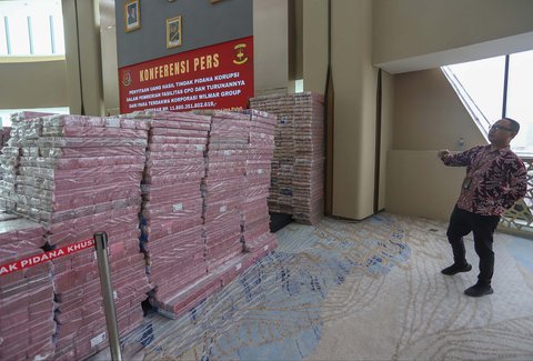 Uang 2 trilyun rupiah yang disita dalam kasus perkara dugaan korupsi pemberian fasilitas ekspor minyak sawit mentah atau crude palm oil (CPO) dan produk turunannya tahun 2022 di Kejagung RI, Jakarta, Selasa (17/06/2026)