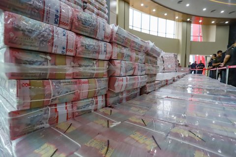 Uang 2 trilyun rupiah yang disita dalam kasus perkara dugaan korupsi pemberian fasilitas ekspor minyak sawit mentah atau crude palm oil (CPO) dan produk turunannya tahun 2022 di Kejagung RI, Jakarta, Selasa (17/06/2026)