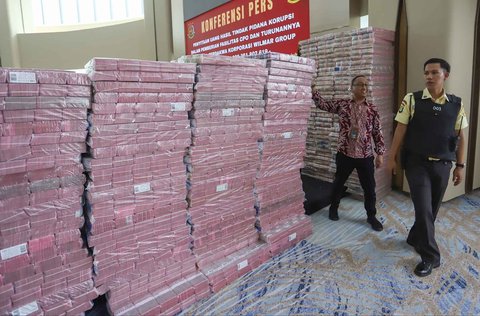 Uang 2 trilyun rupiah yang disita dalam kasus perkara dugaan korupsi pemberian fasilitas ekspor minyak sawit mentah atau crude palm oil (CPO) dan produk turunannya tahun 2022 di Kejagung RI, Jakarta, Selasa (17/06/2026)