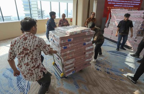 Uang 2 trilyun rupiah yang disita dalam kasus perkara dugaan korupsi pemberian fasilitas ekspor minyak sawit mentah atau crude palm oil (CPO) dan produk turunannya tahun 2022 di Kejagung RI, Jakarta, Selasa (17/06/2026)