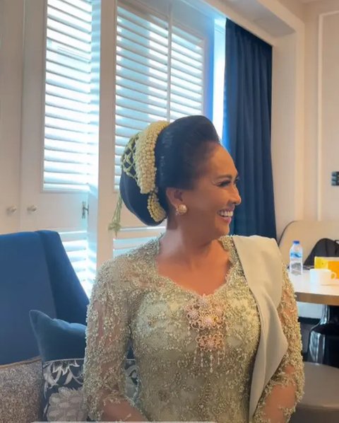 Inspirasi Style Anting Risa Dewi Ibunda Alyssa Daguise