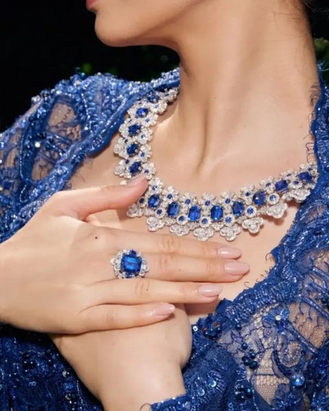 Model Perhiasan Blue Saphire yang Dipakai Raline Shah