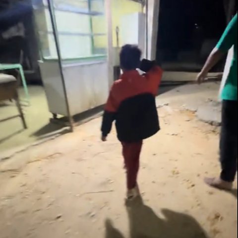 Tinggal Berdua di Rumah Sederhana, Bocah Laki-Laki Panik Nangis