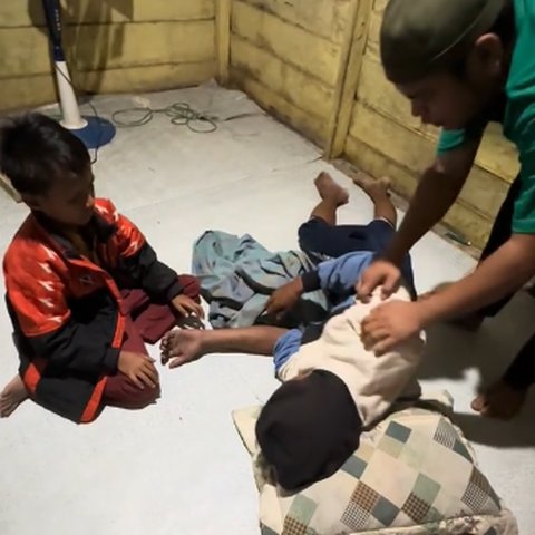 Tinggal Berdua di Rumah Sederhana, Bocah Laki-Laki Panik Nangis