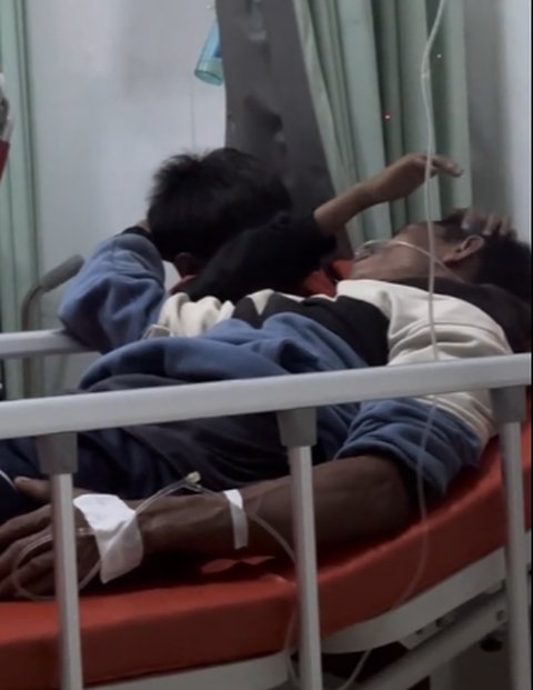 Tinggal Berdua di Rumah Sederhana, Bocah Laki-Laki Panik Nangis
