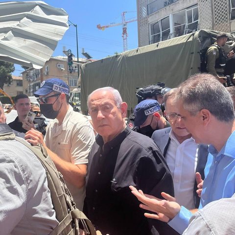 Dikabarkan Sembunyi di Bunker Bawah Tanah, Potret Terbaru Benjamin Netanyahu Cek Kerusakan di Tel Aviv jadi Sorotan