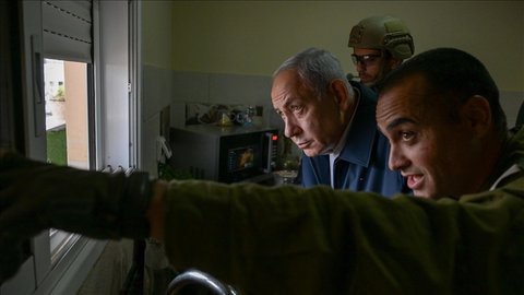 Penjahat perang Benjamin Netanyahu (tengah) dan tentara Israel.