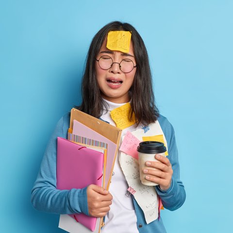 Ilustrasi Seorang Perfeksionis Mengerjakan Tugas