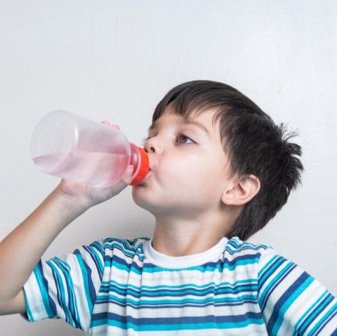 Ilustrasi Anak Minum