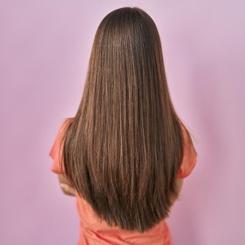 Pelajari cara menyisir rambut panjang dengan teknik yang tepat untuk mencegah kerontokan. Panduan ini memberikan tips praktis agar rambut tetap sehat, kuat, dan bebas kusut setiap hari. Yuk, klik sekarang juga! (Foto dok: Freepik/krakenimages.com).