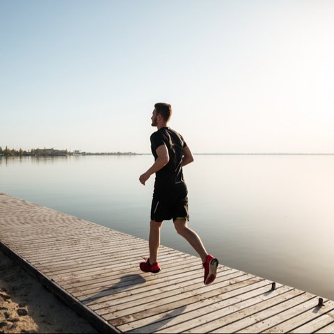 Ilustrasi lari pagi. (Image by drobotdean on Freepik)