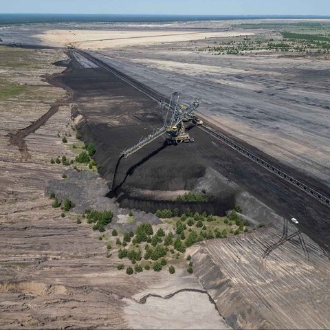 Foto udara panel surya di area bekas tambang batu bara terbuka Jaenschwalde milik Lausitz Energie Bergbau AG (LEAG) di dekat Jaenschwalde, Jerman, (21/05/2025).