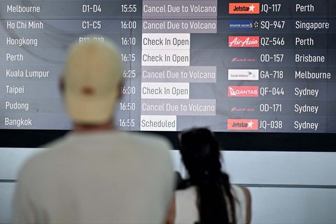 FOTO: Dampak Erupsi Gunung Lewotobi Laki-Laki, Puluhan Penerbangan di Bali Dibatalkan