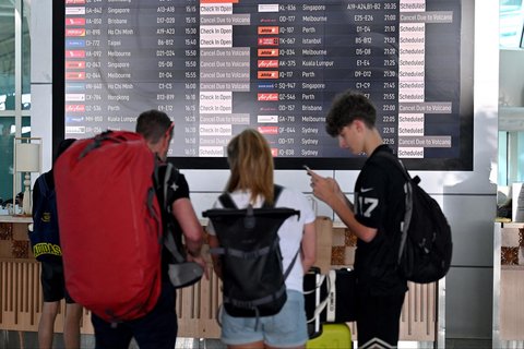 FOTO: Dampak Erupsi Gunung Lewotobi Laki-Laki, Puluhan Penerbangan di Bali Dibatalkan