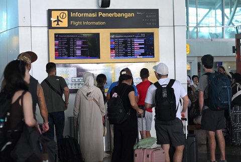 FOTO: Dampak Erupsi Gunung Lewotobi Laki-Laki, Puluhan Penerbangan di Bali Dibatalkan