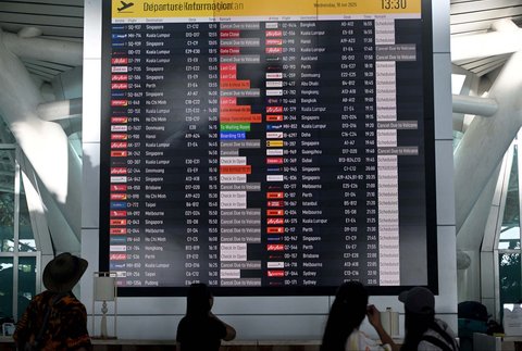 FOTO: Dampak Erupsi Gunung Lewotobi Laki-Laki, Puluhan Penerbangan di Bali Dibatalkan