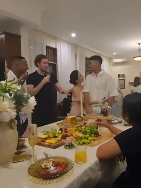Intip Potret Dapur Rumah Baru Ariel Tatum yang Estetik Penuh Bunga, Setiap Sudut Cantik Seperti Sang Pemilik