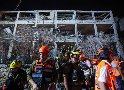 Iran meluncurkan ratusan rudal balistik sebagai serangan besar-besaran terhadap Israel, Jumat malam (13/06/2025).