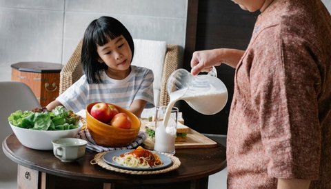 Ilustrasi Anak Makan