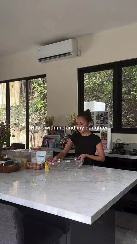 5 Potret Dapur Jennifer Coppen Interior Minimalis Tanpa Kabinet Atas, Pencahayaan Maksimal dengan Jendela Besar