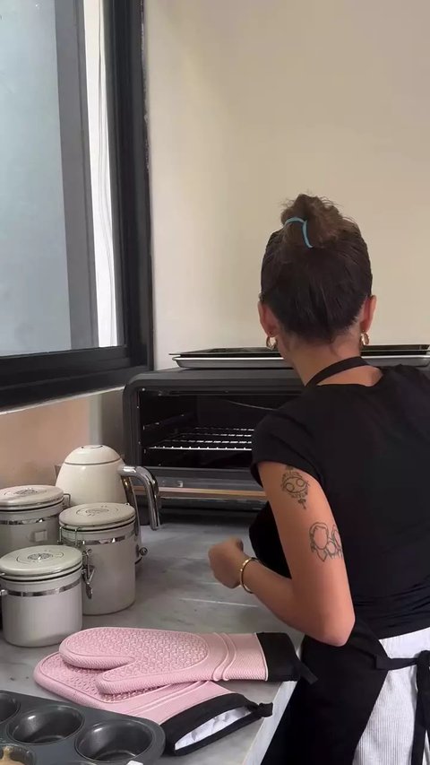 5 Potret Dapur Jennifer Coppen Interior Minimalis Tanpa Kabinet Atas, Pencahayaan Maksimal dengan Jendela Besar