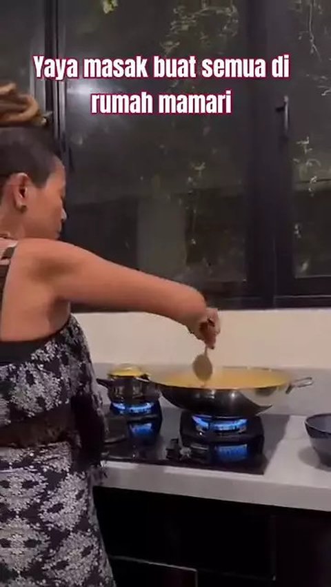5 Potret Dapur Jennifer Coppen Interior Minimalis Tanpa Kabinet Atas, Pencahayaan Maksimal dengan Jendela Besar